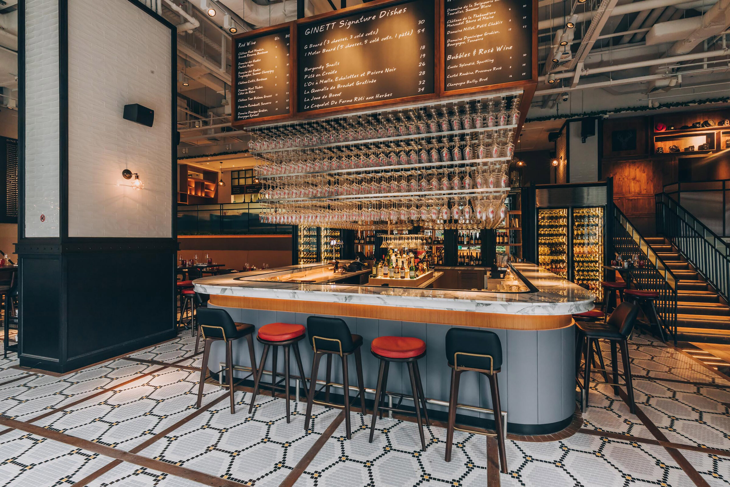 6 Ginett bar interior